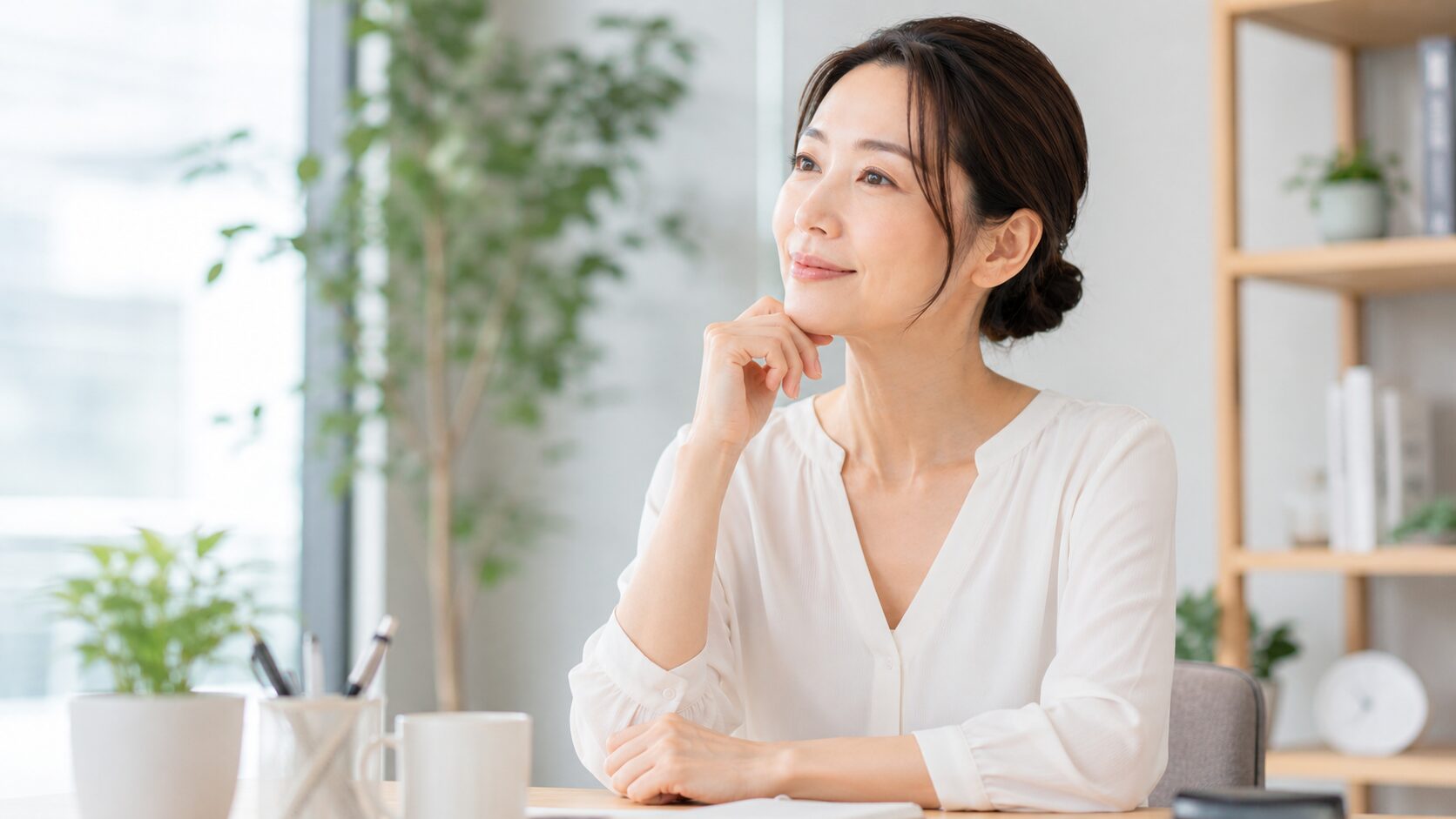 明るい部屋で前向きに自分磨きを考える40代の日本人女性