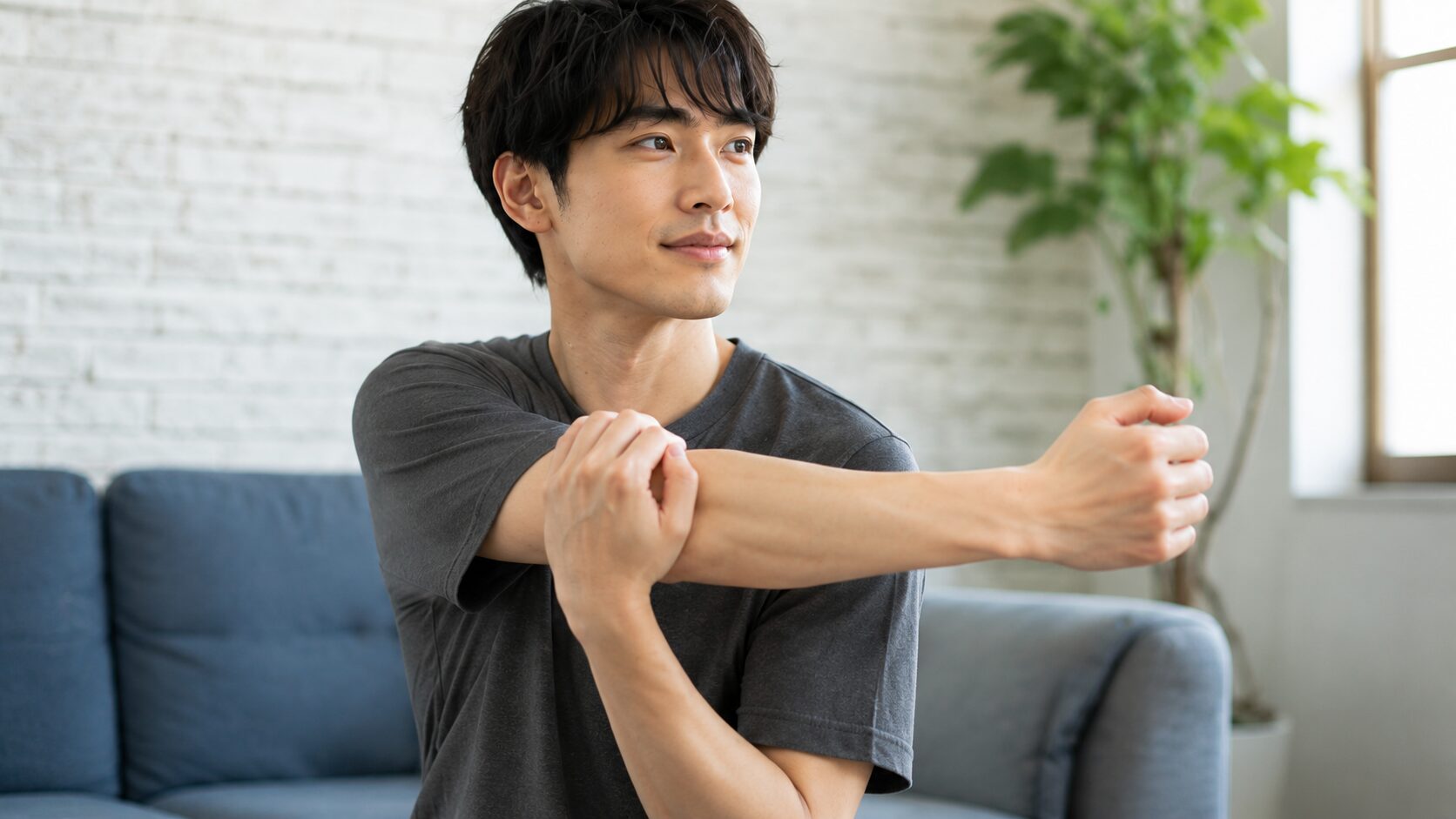 室内でストレッチをして若々しい姿勢を整える男性