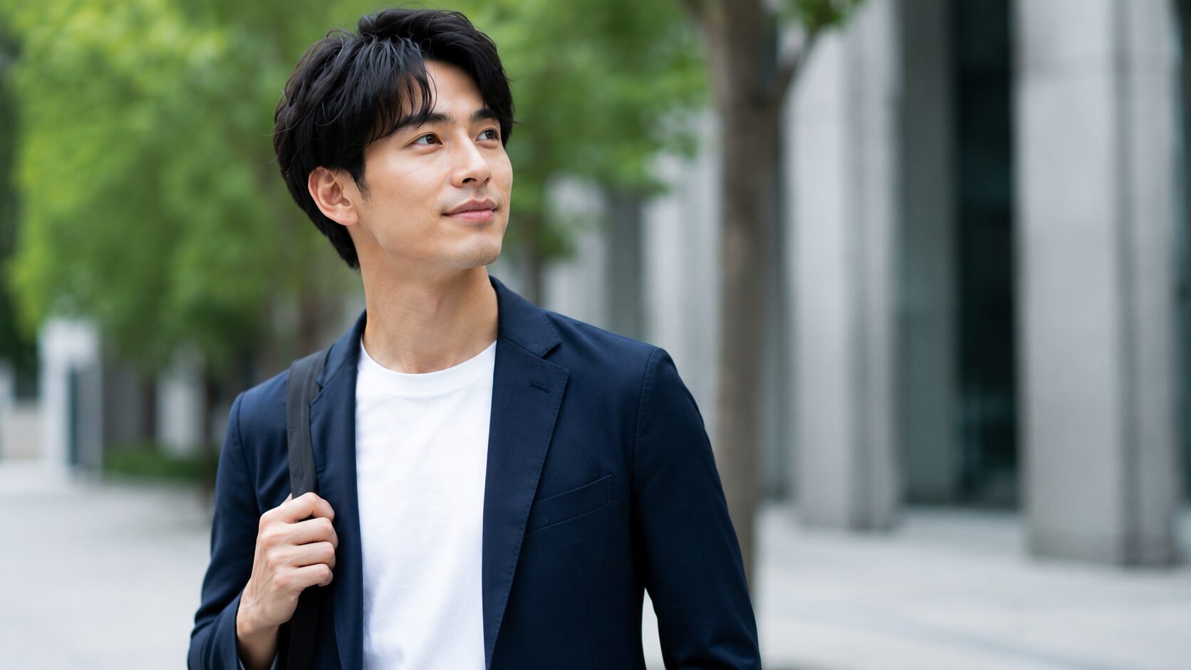 清潔感のあるジャケット姿で若く見える30代男性