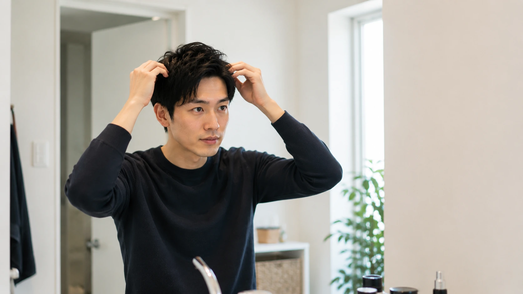 鏡で現在の髪型を確認する男性