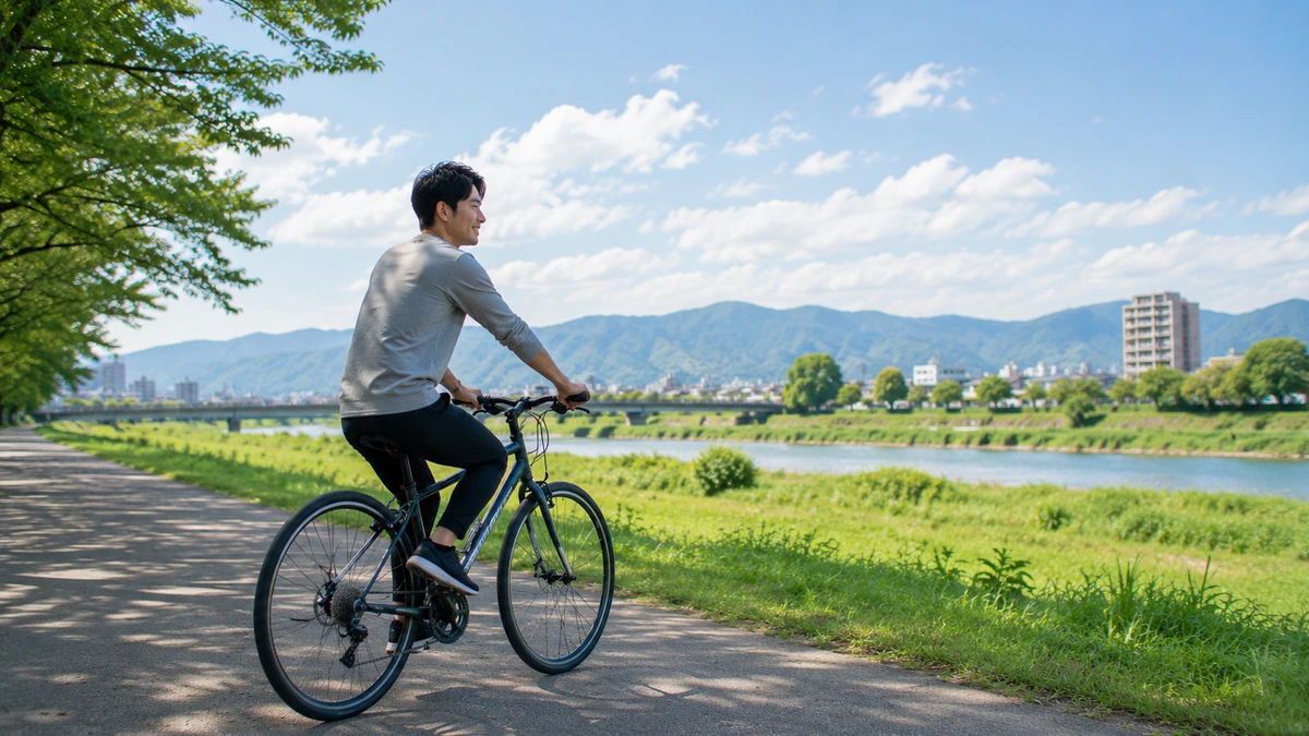 休日にサイクリングの趣味を楽しむ日本人男性
