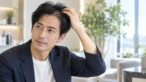 生え際や髪の状態を確認する男性