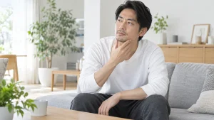 家庭用光美容器を検討する男性