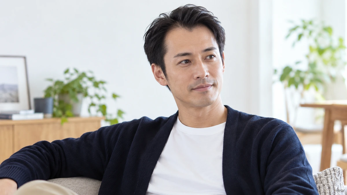 M字と生え際全体のバランスを確認する男性