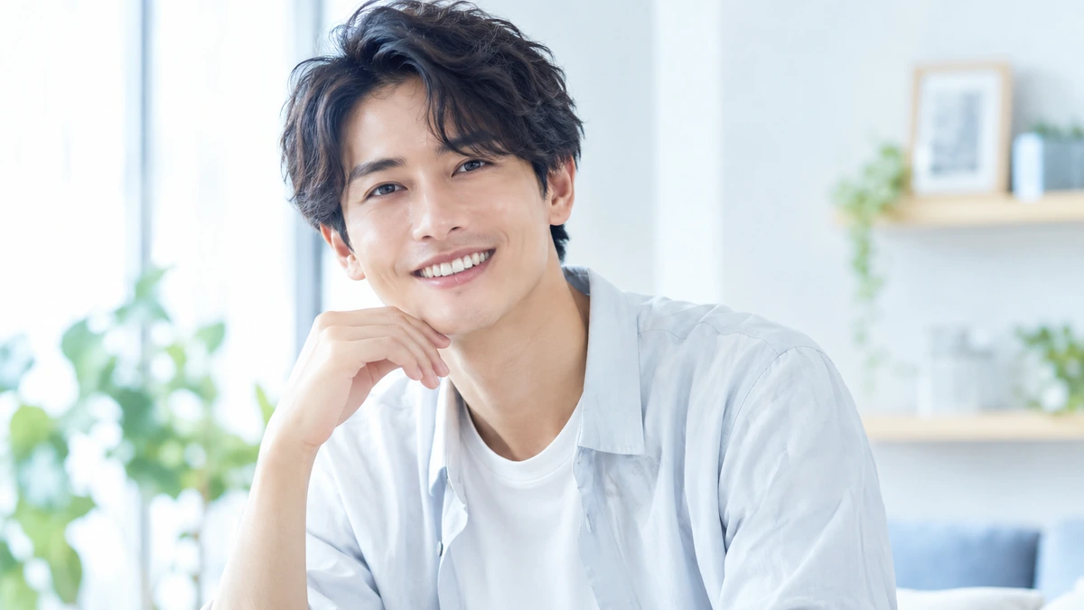 清潔感のある男性の自然な笑顔と白い歯のイメージ