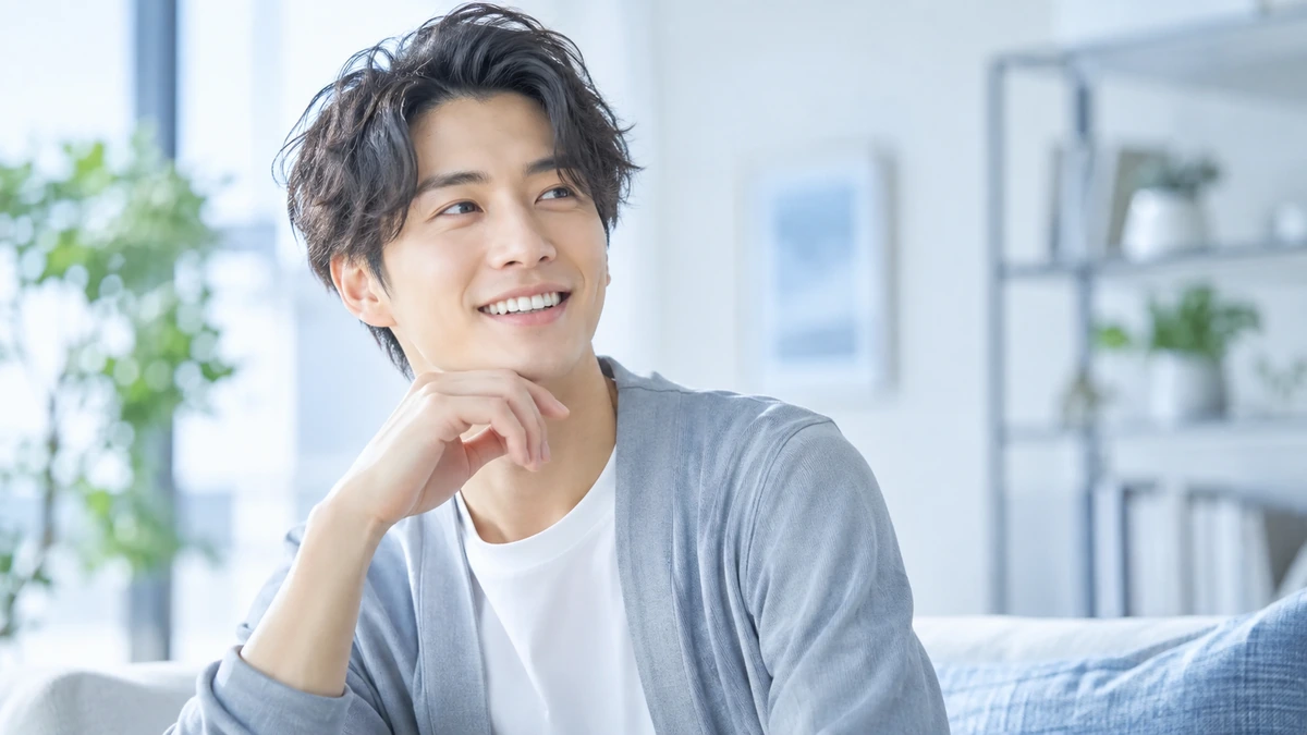 マウスピース矯正とセラミック矯正を検討する男性のイメージ