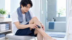 メンズ脱毛の前日に剃毛する男性