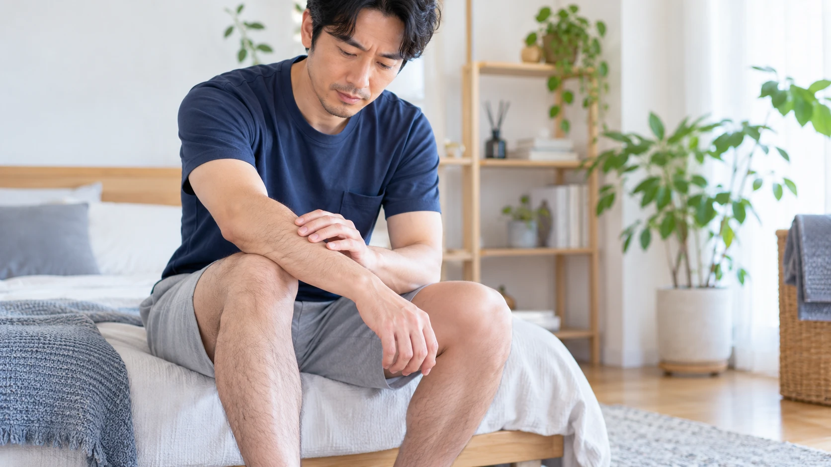 腕や脚の毛量を確認しながら脱毛する部位を検討する男性